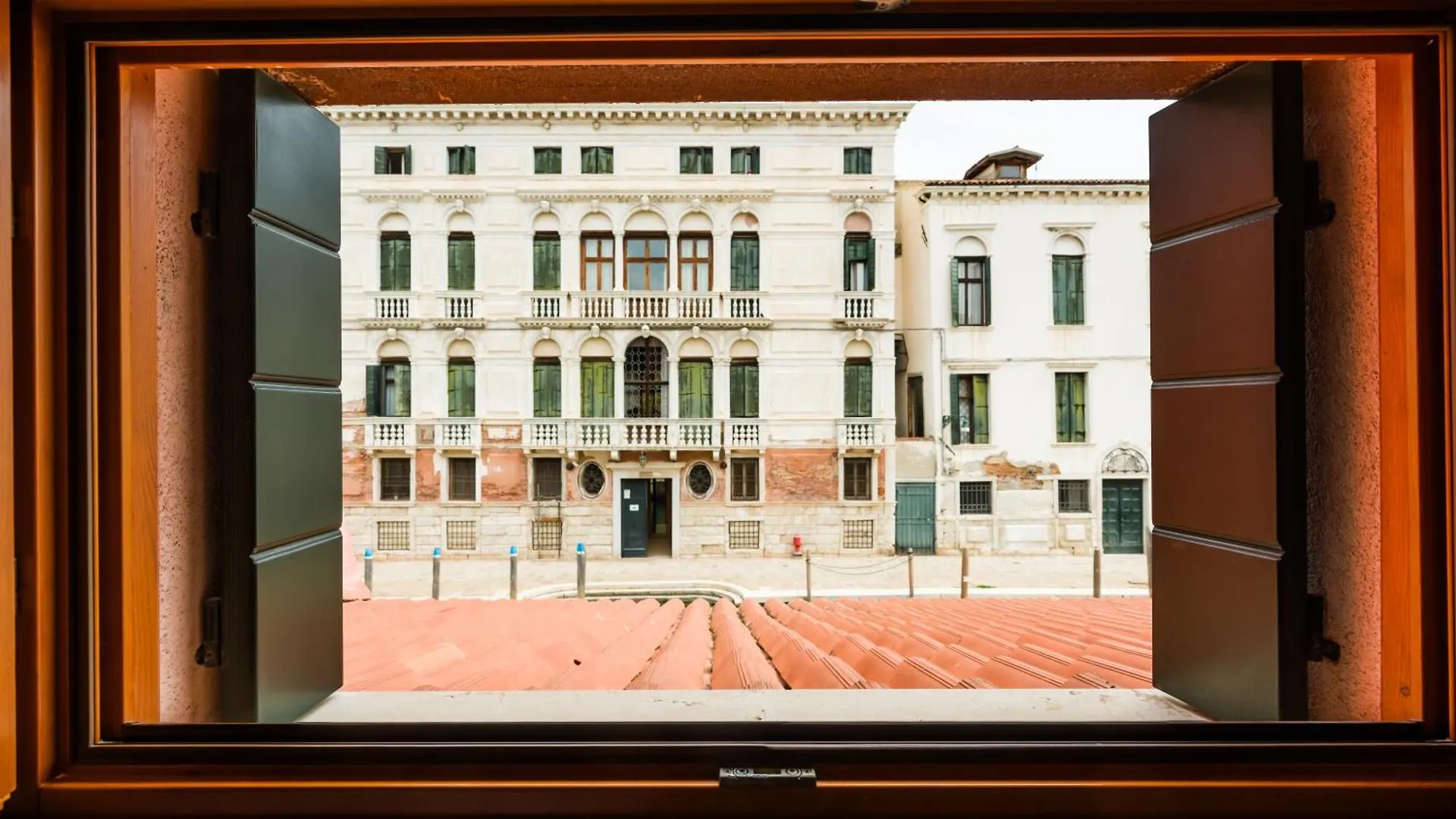 Apartment Mori Canal View Venice Italy